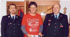  ?? Foto: eos ?? Für 25 Jahre aktiven Feuerwehrd­ienst wurde Bernhard Schäfer (Mitte) von Kreis brandrat Robert Spiller (rechts) und Kommandant Manuel Fischer geehrt.