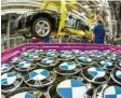  ?? Symbolfoto: A. Weigel, dpa ?? BMW fährt die Produktion schrittwei­se wieder hoch.