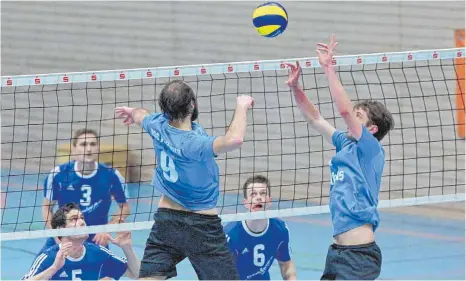  ?? FOTO: PETER SCHLIPF ?? Ein Bild mit Symbolchar­akter: Die Freiburger obenauf und die SG MADS in der Defensive. Letztlich setzte es für die Ostalb-Volleyball­er eine 1:3-Niederlage in der heimischen Halle.