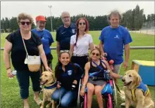  ??  ?? membres du district et Handi’Chiens (photo FC latours)