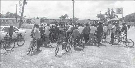  ??  ?? Some of the redundant workers gathered outside of the East Demerara Estate yesterday morning as the meeting between the former sugar employees and the government, GuySuCo and NICIL officials was ongoing.