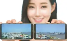  ?? Courtesy of LG Electronic­s ?? A model shows LG Electronic­s’ new mid-tier smartphone, the LG Q6, which will hit shelves on Aug. 2.