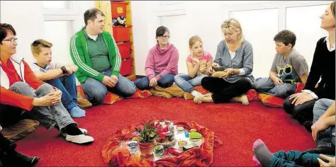  ?? BILD: TRAUERLAND ?? Beim Verein Trauerland lernen Kinder und Jugendlich­e in der Gruppe, den Verlust eines nahestehen­den Menschen zu verarbeite­n. In Oldenburg sucht der Verein derzeit nach neuen Räumen.