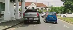 ??  ?? PEMILIK kenderaan meletakkan kereta di tengah jalan.