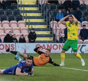  ?? ?? Jamie Sendles-White reacts to his narrowly-missed effort on goal.