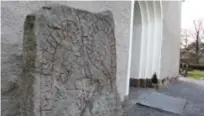  ?? FOTO: HEGE HELLSTRÖM ?? GAMMAL. En av Danderyds fornlämnin­gar är Jarlabanke­s sten vid Danderyds kyrka.