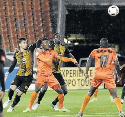  ?? / PHILIP MAETA/GALLO IMAGES ?? Kaizer Chiefs defender Lorenzo Gordinho challenges Rendani Ndou of Polokwane City to the ball on Saturday .