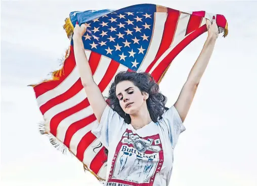  ?? [ Polydor Records ] ?? „I’m looking for my own version of America“: Lana Del Rey im sittlich zweifelhaf­ten T-Shirt („Buttwiser“) schwenkt die Flagge.