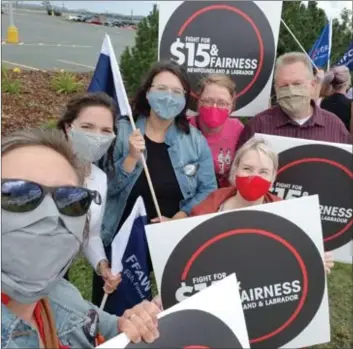  ??  ?? Photo: Courtoisie de Mark Nichols / Mark Nichols est l'un des membres du nouveau groupe Poverty Eliminatio­n Action Team et l'organisate­ur communauta­ire du groupe 15 and Fairness. Sur la photo, de face à gauche: Meghan Hollett, Allison Doyle; et de l'arrière gauche: Alyse Stuart, Jessica McCormick, Rosie Myers et Mark Nichols.