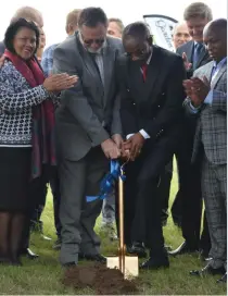  ?? Photo: Cornelle Carstens ?? MEC Anton Bredell and Garden Route DM Mayor Memory Booysen doing the ceremonial sod-turning while George Deputy Mayor Charlotte Clarke and GRDM Municipal Manager Monde Stratu applaud.