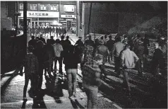  ?? ?? CONFRONTAT­ION Pickets approach riot police line at Frickley in 1984