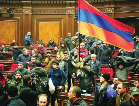  ?? AP ?? Manifestan­tes con banderas armenias toman el Parlamento en protesta con las concesione­s hechas en el acuerdo de paz de Nagorno Karabaj