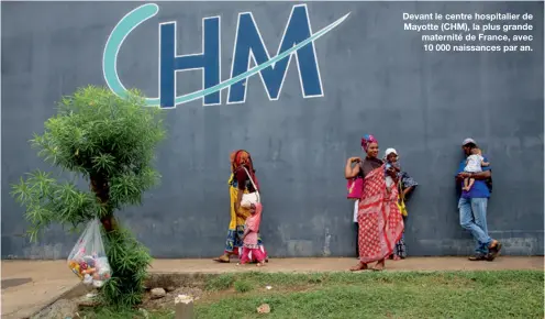  ??  ?? Devant le centre hospitalie­r de Mayotte (CHM), la plus grande maternité de France, avec 10 000 naissances par an.