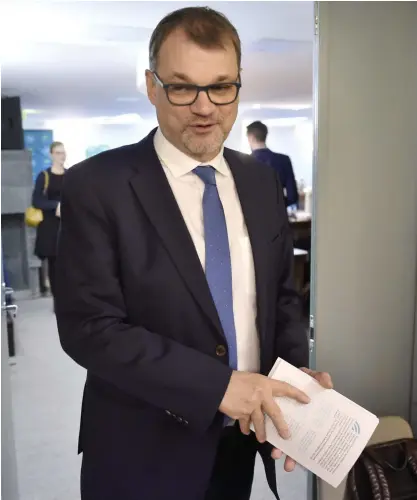  ?? FOTO: LEHTIKUVA/ANTTI AIMO-KOIVISTO ?? Juha Sipilä gav ut sin pamflett i samma rum på Centerns partikansl­i där hans statsminis­terskap började. Då fick han en tjänsteman­naberedd lista med sparmål på totalt sju miljarder.