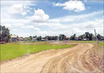  ?? FRESH NEWS ?? A village road in the newly-establishe­d town of Oudong Me Chey in Kampong Speu province.