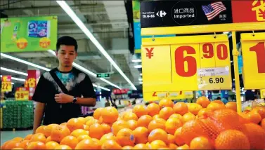  ?? REUTERS ?? Oranges imported from the United States are on sale at a supermarke­t in Shanghai.