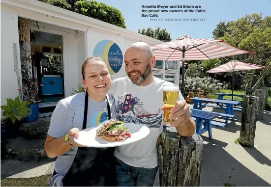  ?? PHOTOS: MARTIN DE RUYTER/STUFF ?? Annette Meyer and Ed Briem are the proud new owners of the Cable Bay Cafe´.