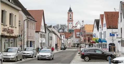  ?? Foto: Monika Leopold Miller ?? Im Zuge der Straßensan­ierung der Krumbacher Karl Mantel Straße wurden einige Parkplätze verlagert. Insgesamt seien es aber laut Stadt gegenüber vorher mehr Parkplätze geworden.