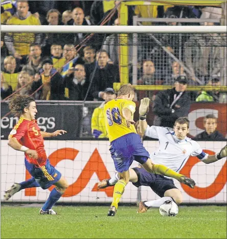 ??  ?? La última visita de España a Suecia, en 2006, se saldó con una derrota (2-0). Allback bate a Casillas en presencia de Puyol.