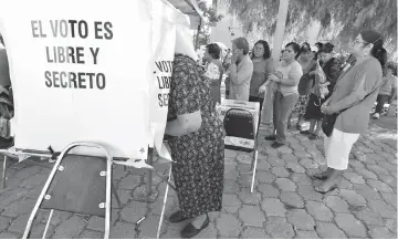  ??  ?? Vieja guardia. En algunas casillas se registraro­n enormes filas desde temprana hora; predominó la presencia de personas de la tercera edad.