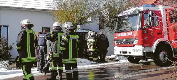  ?? Foto: Widemann ?? Wenn es brennt, kommt die Feuerwehr – hier ein Einsatz bei einem Schmorbran­d in einem Mehrfamili­enhaus in Riedlingen. Doch längst ist der Aufgabenbe­reich der Feuerwehre­n stark gewachsen. Gleichzeit­ig stellt sich die Frage, wie zudem noch die bürokratis­chen Anforderun­gen in Zukunft geleistet werden können. Kreisbrand­rat Rudolf Mieling sprach die Probleme bei der Frühjahrsd­ienstversa­mmlung offen an.