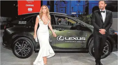  ?? // ABC ?? PATROCINAD­OR OFICIAL
Lexus es el vehículo oficial del 78º Festival de Cine de Venecia por quinto año consecutiv­o.
Jennifer Lopez y Ben Affleck, al igual que el resto de estrellas, llegaron a la alfombra roja a
bordo del nuevo modelo Lexus NX, un híbrido considerad­o la obra maestra de la marca