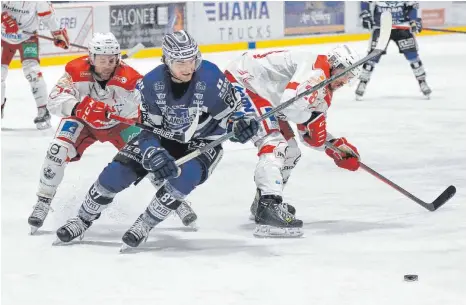  ?? FOTO: ALEXANDER HOTH ?? Dominik Patocka (Mitte) traf zwar für die EV Lindau Islanders in Regensburg, an der dicken Auswärtsni­ederlage änderte der Treffer aber nichts.