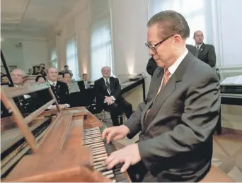  ?? ?? El entonces presidente chino Jiang Zemin toca el piano original de Mozart durante su visita al lugar de nacimiento del famoso compositor austriaco Wolfgang Amadeus