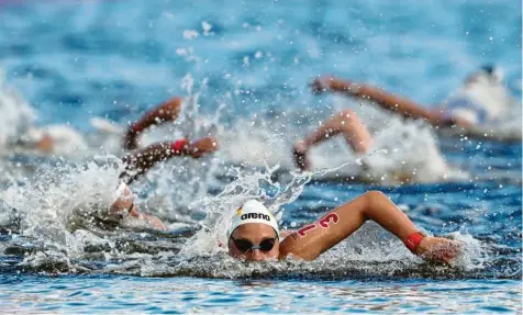  ?? Foto: Oliver Weiken, dpa ?? Leonie Beck schwimmt hier noch vorne weg.