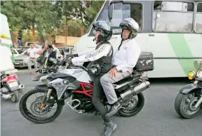  ??  ?? Andrés Manuel López Obrador sorteó el tráfico capitalino con un viaje en motociclet­a, que realizó de la delegación Cuajimalpa a Álvaro Obregón, para llegar a su último mitin en el día.