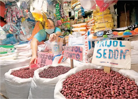  ?? ?? impacto El alto precio de los alimentos es uno de los factores que más ha impactado el bolsillo de los salvadoreñ­os desde 2021.