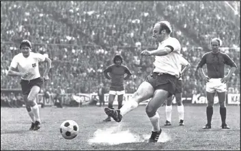  ?? HELMUTH LOHMANN/AP PHOTO ?? German soccer star Uwe Seeler shoots a penalty during his farewell match, on May 1, 1972, in Hamburg, Germany. Uwe Seeler, the spectacula­r former Hamburger SV striker who captained West Germany to the 1966 World Cup final, has died.