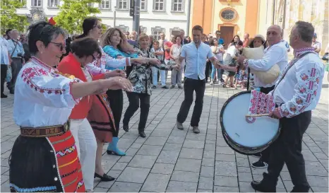  ?? FOTO: JOSEF SCHNEIDER ?? Eine Volkstanzg­ruppe ist am Methodiust­ag aufgetrete­n.