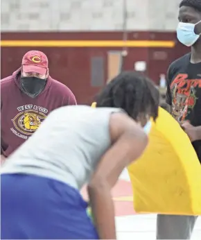  ?? MARK STEWART/ MILWAUKEE JOURNAL SENTINEL ?? West Allis Central coach Steve Suhm watches a blocking drill during the first practice of the season Monday.