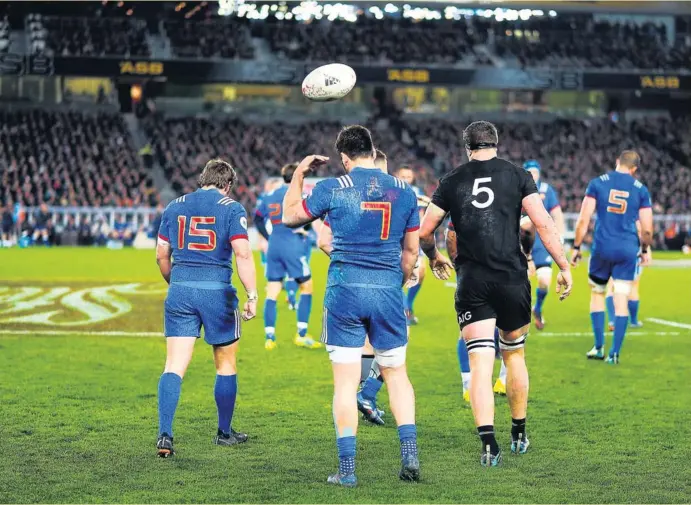  ?? Photo Icon Sport ?? Kevin Gourdon au centre et Maxime Médard ne peuvent que consater les dégâts d’une déroute annoncée face aux All Blacks de Scott Barrett, le deuxième ligne. Il reste deux tests aux Bleus pour se révolter. En sont-ils capables ?