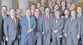  ??  ?? Fotografía del 1 de diciembre de 2012, cuando Enrique Peña Nieto asumía la Presidenci­a y en el que se le observa acompañado de varios gobernador­es priistas, hoy bajo investigac­ión o proceso de aprehensió­n