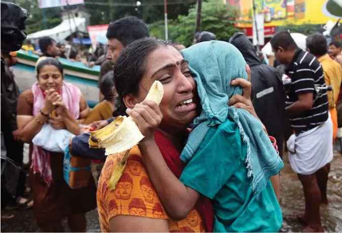  ?? REUTERS/SCANPIX ?? En kvinne gråter etter hun og sønnen ble evakuert fra flomrammed­e Aluva, sør i India.