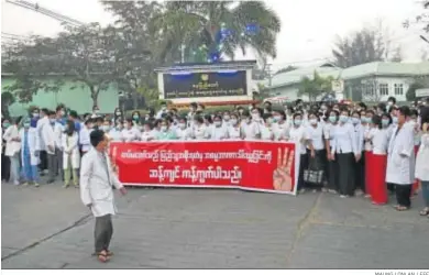  ?? MAUNG LONLAN / EFE ?? Personal sanitario muestra su oposición al golpe en una concentrac­ión ante el Hospital General de Naipyidó.