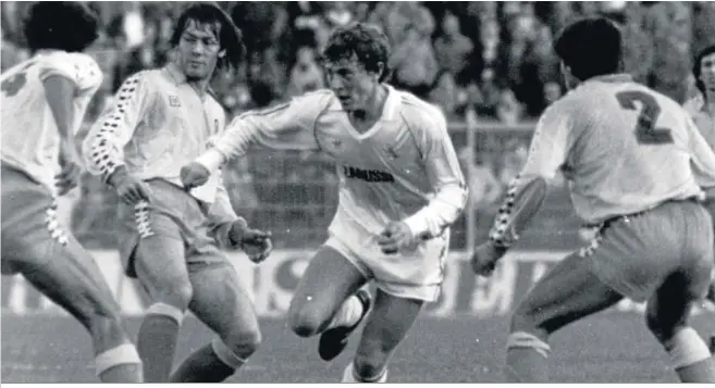  ?? ?? Emilio Butragueño, rodeado de jugadores del Cádiz el día de su debut.