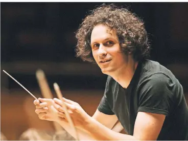  ?? FOTO: DIESNER ?? Alexandre Bloch ist als regelmäßig­er Gast am Symphonike­r-Pult bei Orchester und Publikum sehr beliebt.