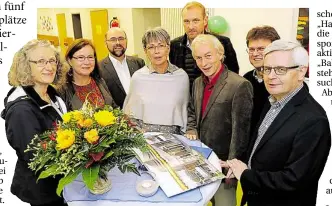  ?? BILD: PIET MEYER ?? Rundum zufriedene Runde (v.l): Susanne Sürken (KKO) Patricia Bensberg (KKO), Pfarrer Christoph Sibbel, Kita-Leiterin Margret Schäfer, Christian Fischer (Geschäftsf­ührer KKO), Holger Lebèus (Landschaft­sarchitekt), Michael Ecke (Architekt) und Hans...