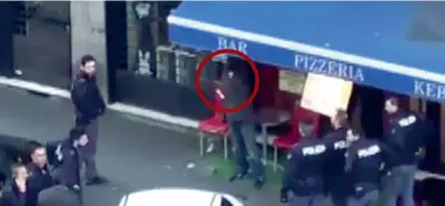  ??  ?? Il filmato L’uomo circondato dalle forze dell’ordine ieri a Milano