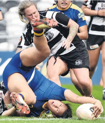  ?? PHOTO: PETER MCINTOSH ?? Try time . . . Otago Spirit second fiveeighth Kilisitina Moata’ane places the ball to score as Hawke’s Bay No 8 Gemma Woods is too late to stop her at Forsyth Barr Stadium yesterday.