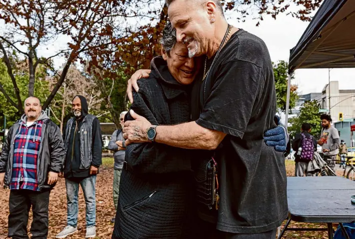  ?? Santiago Mejia/The Chronicle ?? Daniel Costa, who says Rewarding Recovery showed him “a light at the end of the tunnel,” hugs a community member during a gathering at St. James Park in San Jose.