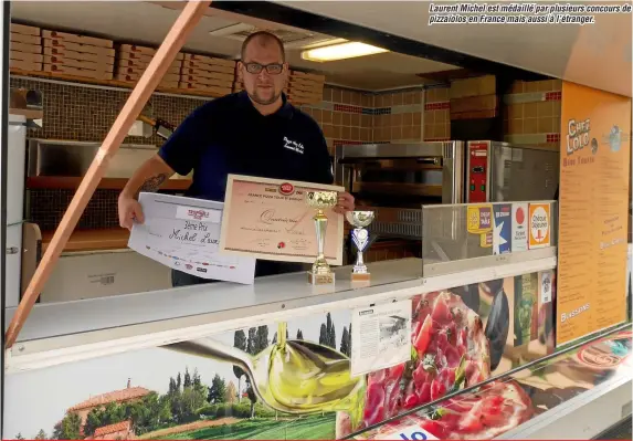  ??  ?? Laurent Michel est médaillé par plusieurs concours de pizzaïolos en France mais aussi à l’étranger.