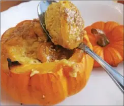  ?? PHOTO BY JIM BAILEY ?? Autumn is the perfect season to enjoy Punkin’ Custard ‘Pie’ with ApplePecan Crunch.