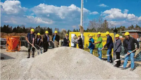  ?? Foto: Thomas Unflath ?? Mit dem symbolisch­en Spatenstic­h wurde der Neubau der zwei Hochbehält­er in Monheim offiziell gestartet. Die Arbeiten an diesem Großprojek­t haben bereits im Februar be gonnen.