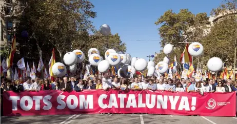  ??  ?? Más de un millón de personas, según los organizado­res, se manifestar­on contra la declaració­n de independen­cia, bajo el lema “Todos somos Cataluña”.