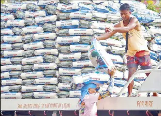  ?? ERNIE PEÑAREDOND­O ?? Workers unload sacks of rice from a delivery truck along Dagupan Street in Tondo, Manila yesterday. Federation of Free Farmers Cooperativ­e national manager Raul Montemayor said the price of well-milled rice might reach P60 a kilo.