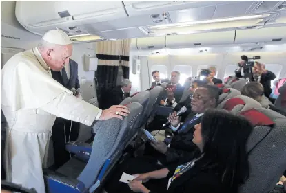  ?? Alessandra tarantino/afp ?? El Papa, ayer, en la conferenci­a de prensa en el avión de vuelta a Roma